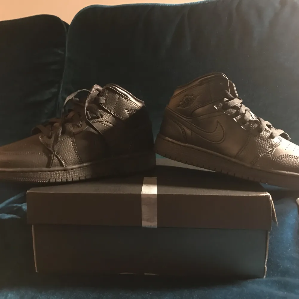 Jordan 1 hel svarta. Köpta för 1100 på JD sports endast använda ett fåtal gånger,pris kan diskuteras. Skriv om du har frågor!. Skor.