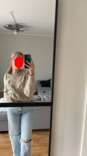 Jeans - Jeans från Gina tricot, har en liten slits nere vid fötterna