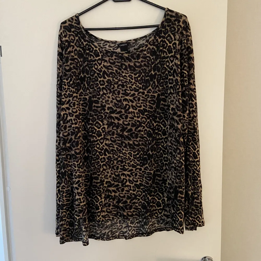 Säljer denna leopard topp i tunt och löst material storlek L från Lindex. Har liten slits på varsin sida . Toppar.