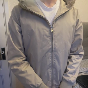 Peak performance jacka - Säljer denna jacka i storlek L men skulle säga att den är liten i storleken, skicket är som nytt förutom en liten fläck på ärmen men inget man lägger märket till! Pris kan diskuteras😊