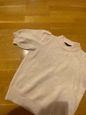 Stickad tröja - Jätte mysig tröja från Vero Moda. Använt antal gånger, men fortfarande nytt skick. Skriv för fler bilder!