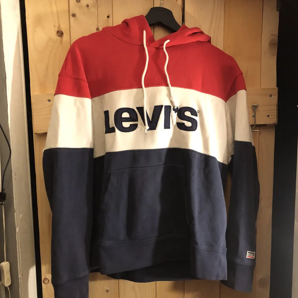 Levis hoddie tre färgad storlek L  . Hoodies.