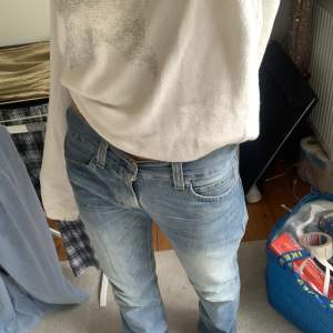 Levis jeans som är raka och lågmidjade,  