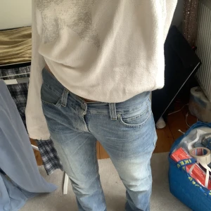 Lågmidjade Levis jeans - Levis jeans som är raka och lågmidjade,  