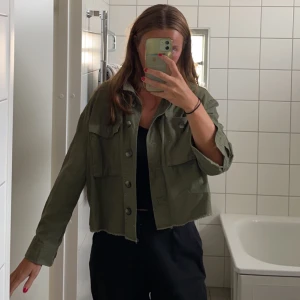 Grön jeans jacka från only - Jätte fin grön jeans jacka från only i mycket bra skick 