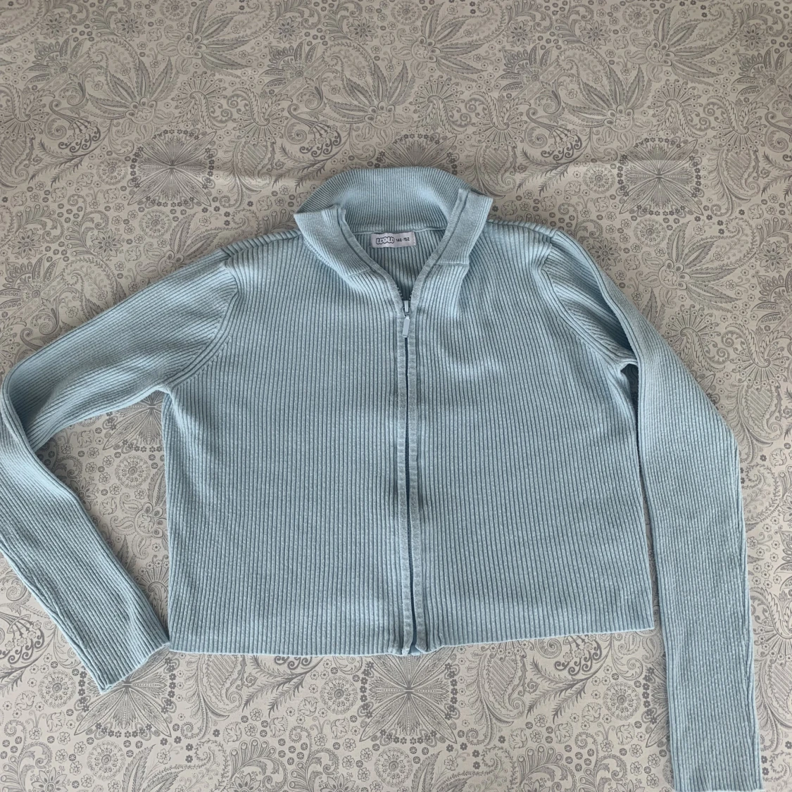 Finstickad ziptröja 