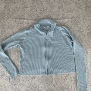 Finstickad ziptröja  - Mjuk och skön zip tröja i viskosblandning. Säljer då den blivit för liten. 50kr +frakt