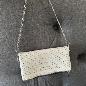 Vit väska  - Vit väska som passar till allt som tyvärr inte kommer till användning. 