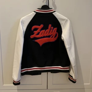 Zadig Voltaire jacka - Säljer min Zadig Voltaire jacka i storlek S. Armar i äkta läder. Mycket bra skick. Nypris 7500 kr