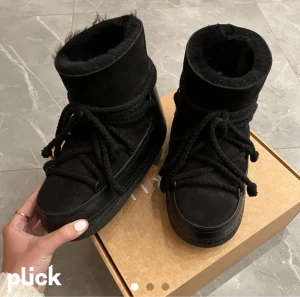 Inuikii boots - Säljer mina inuikii boots då de inte kommer tillanvändning. Nästan aldrig använda, som nya! Köptes på NK i vintras för 3000kr (kostar 3699kr nu), säljer dessa för 2200kr. Kvittot finns kvar. Frakt tillkommer😊