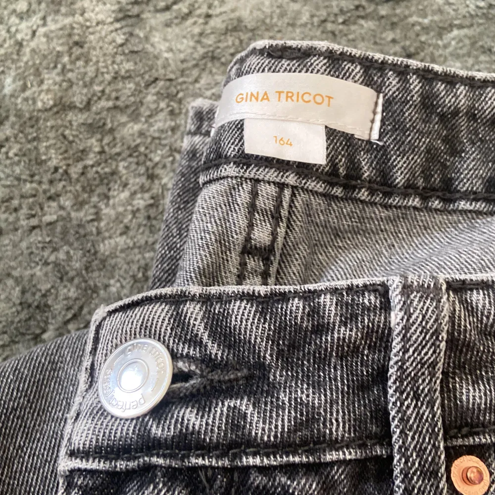 Supersnygga gråa jeans, modell: midwaist, straight legs. Använda fåtal gånger, som nya🥰. Jeans & Byxor.