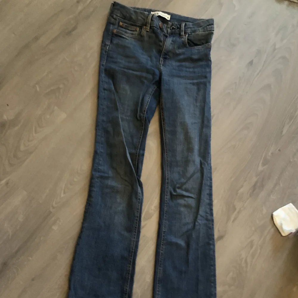 Mid waist flare jeans i storlek 34, från zara och använda . Jeans & Byxor.