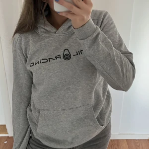 Sail racing hoodie  - En sail racing hoodie från barnavdelningen, Storlek 170 men den passar mig som är 163cm och vanligtvis har S på kläder. 
