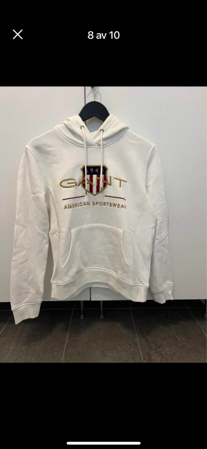 Gant hoodie -  Liten tråd som sticker upp annars ren och fin. 