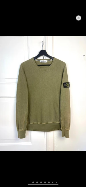 Stone Island tröja sweatshirt  - säljer äkta tröja från Stone Island, stl S i bra skick, lite uttvättad, två mikrohål som är svåra att lägga märke till, kan mötas i Stockholm eller skicka
