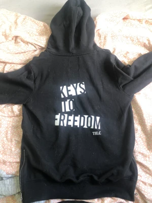 Huvtröja - Svart tröja  Stl l  Djur finns i hemmet 