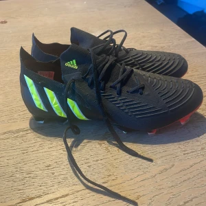 Adidas Predator edge.1 fotbollsskor - Använda en gång bara. Konstgräs och naturgräs skor. Köptes för 1500kr