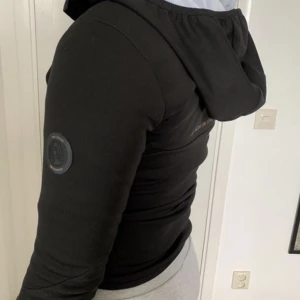 Sail racing vindjacka  - En svart sailracing vind jacka. Tunn i matrialet. Sitter jätte fint på. Har dragkedjefickor 