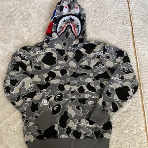 bape hoodie  - köptes på depop vene om den e äkta men många såhär real check grejer va äkta på den och fick med tagg som han hade sparat när han köpte den. ni kan fråga om fler bilder o så. d e ingen silky skit och pris e diskuerbart och byten funkar såklart 