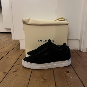 Axel arigato  - Tje, säljer mina Axel arigato clean 360 laceless i storlek 41 men sitter som 42 box, dustbag och allt og ingår. Hör av er vid fråger eller mer bilder