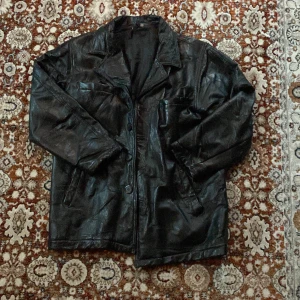 Skinnjacka  - En svart skinnjacka i äkta läder