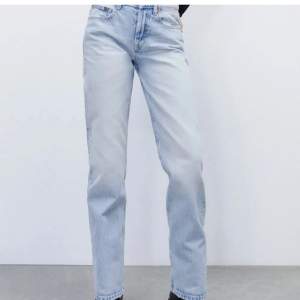 säljer dessa jättesnygga midwaist jeans från zara! mycket fint skick! säljer då de tyvärr inte kommer till användning ❤️ kan sänka priset lite vid snabb affär!