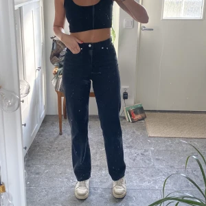 Rowe jeans - Svarta jeans från Weekday i modellen rowe, storlek W28 L32. Passar mig som är 173cm. Knappt använda och köpta för 500kr.  Säljs för 200kr + frakt