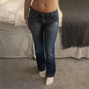 Lågmidjade Nudie jeans med så snygg wash. Uppsprättade där nere. 74cm midjemått & 78cm innerbenslängd. Säljer för att de tyvärr är lite för små runt rumpa och midja och även aningen för korta. Köpta här på plick. Skriv gärna vid frågor och funderingar! ❣️