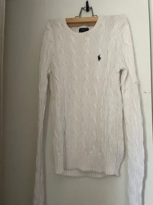 Jättefin Ralph Lauren tröja!  - Säljer denna tröja från Ralph lauren . Nästan aldrig använt den men lyckats ändå få liten sminkfläck vid kragen samt en liten gulfläck som ni kan de på bild! 😇 
