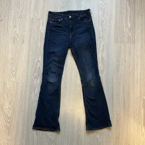 Högmidjade bootcut jeans. Dom har ett litet hål längst ner vid foten men annars är dom i bra skick. Jag är 170cm och dom är bra längd på mig🤍 Skriv privat om ni har frågor eller för fler bilder