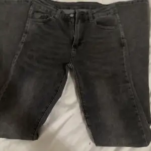 Skit snygga lågmidjade jeans ifrån Shein, aldrig använt då de är för små för mig Storlek S Köpte för 270kr