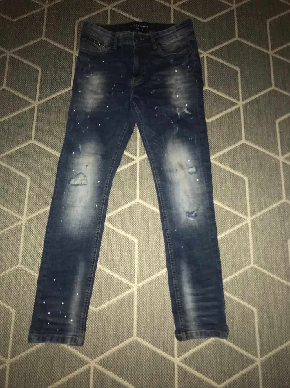 Tja jag säljer mina blåa jeans för att de har blivit för små. De har bra skick den ser nästan ny ut.. Jeans & Byxor.