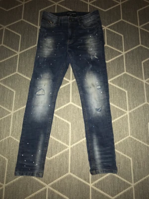 Blå jeans  - Tja jag säljer mina blåa jeans för att de har blivit för små. De har bra skick den ser nästan ny ut.