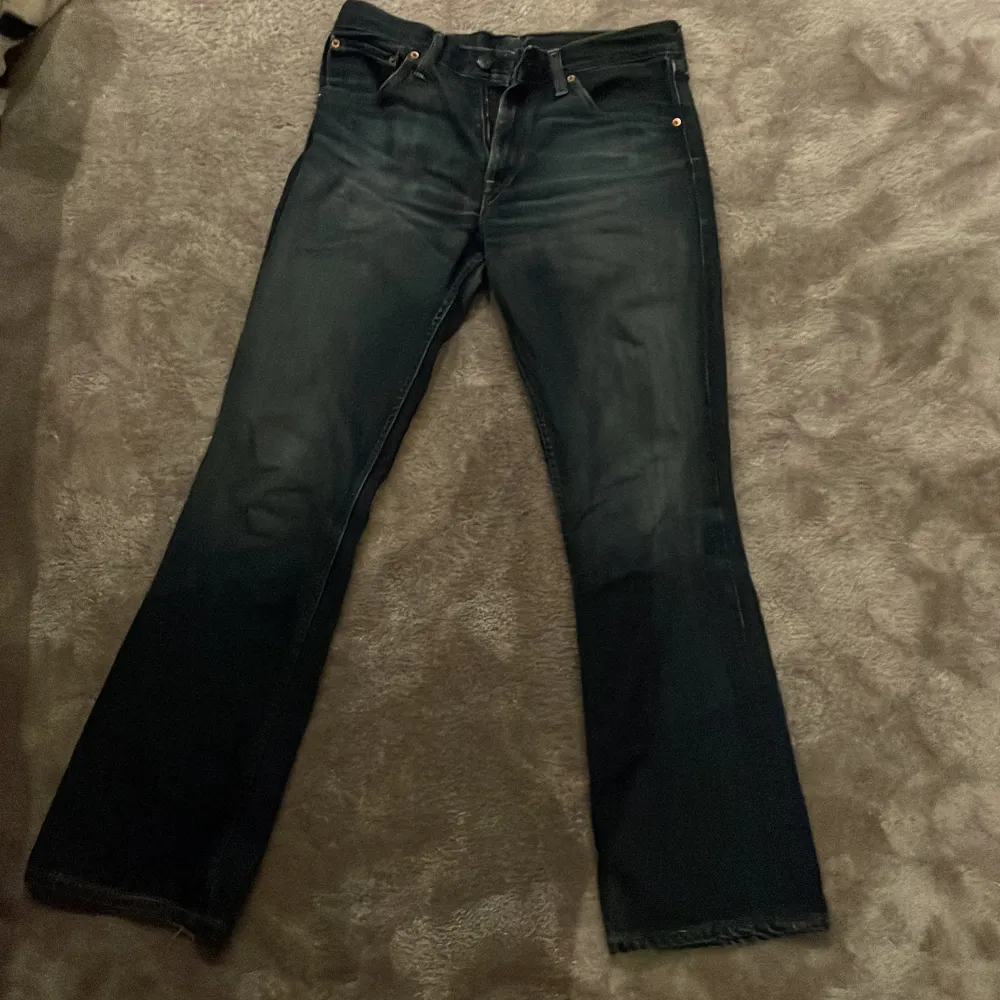 Jättesöta midwaist/lowaist bootcut jeans från Levis🔥🔥nästan lite långa på mig då jag är 165. Jeans & Byxor.