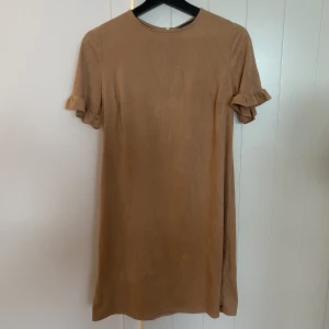 Mockaklänning - Rostfärgad klänning i mockamaterial💛