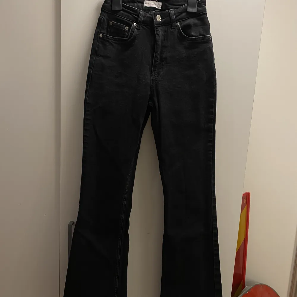 Jeans från Gina tricot i modellen full Lenght flare. Älskar modell men säljer då dom blivit för små Nypris 499. Jeans & Byxor.