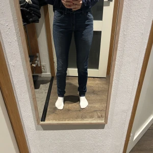 Levis byxor - Säljer mina Levis byxor pga inte riktigt min stil. Knappt använda, mest bara testade. Köpte för flera år sedan på kidsbrandstore men har bara legat i garderoben🌟 Skriv för fler bilder, priset går att diskutera! Oklar vilken storlek men passar mig med xs