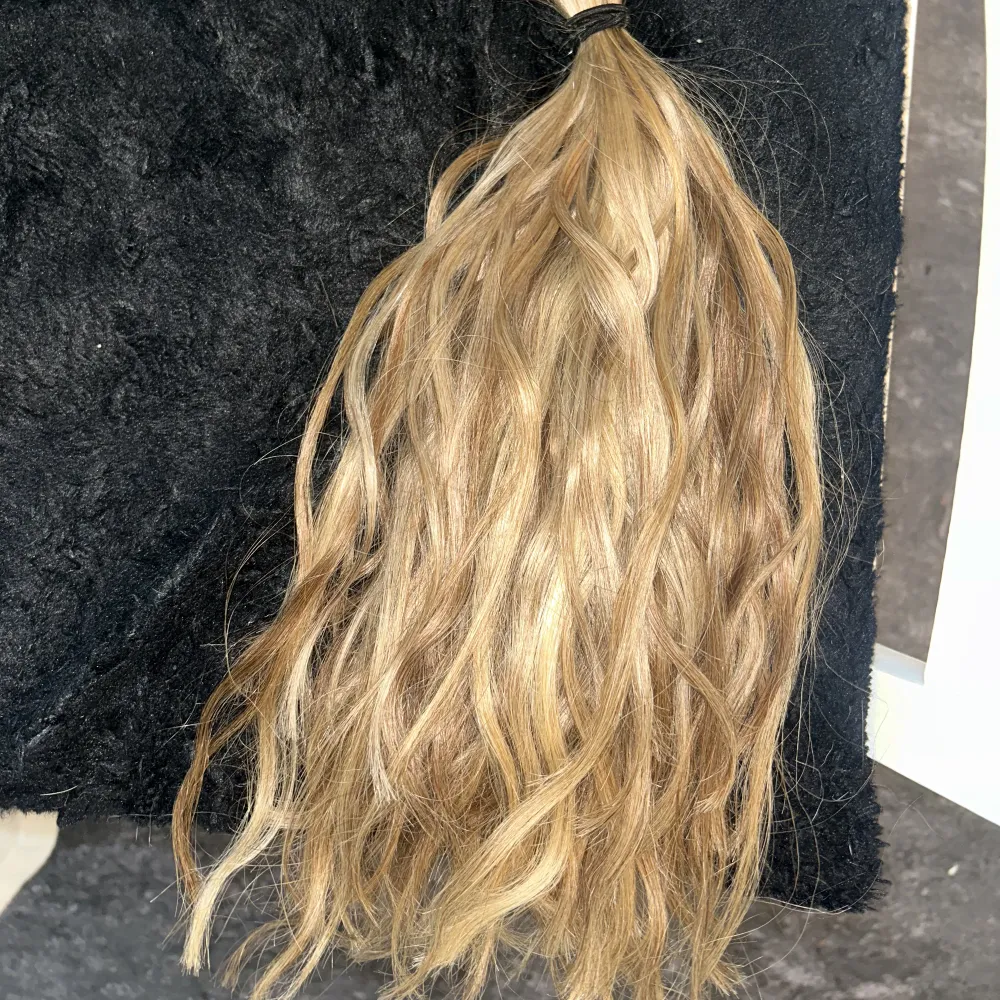 Satte in löshår då jag ville va fin i året när jag fyllde 20. Det är keratin hår som är 30cm. Det är 160 slingor. Använt endast en månad. Köpt på frisör salongen JN exclusive. Nypris 8000kr. 4000kr eller rimligt bud!. Övrigt.