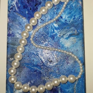 Pärhalsband  - Halv är små pärlor och den andra är större. 