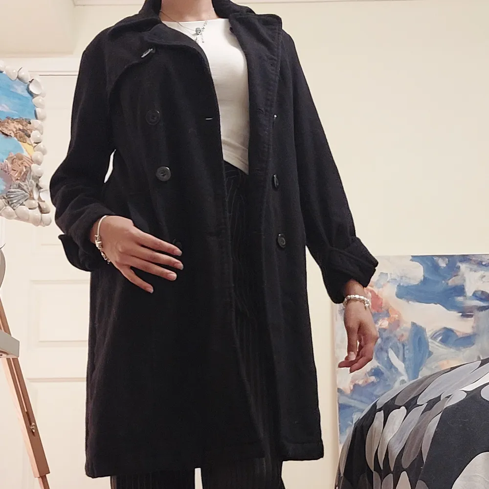Jättefin svart kappa som passar S storlek. Det är min mammas från 90-talet som hon köpte i italien! OBS. saknar bälte!!. Jackor.