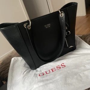 Guess väska  - Äkta Guess väska Använd 1 gång 
