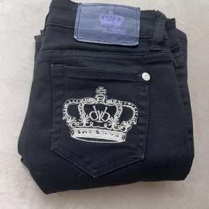 Victoria Beckham jeans  - Intressekoll på mina svarta Victoria Beckham jeans💕Köptes second hand och passar tyvärr inte längre. Priset kan diskuteras. Midjemått: 83cm innerbenslängd: 76cm