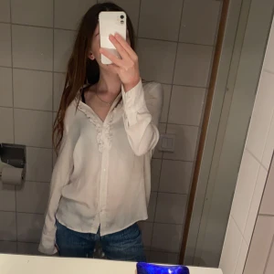 Vit blus  - Säljer denna blus från mango i strl S för 100kr❤️nyskick