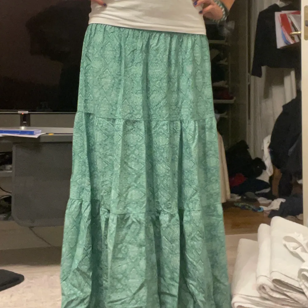 Här är min lång kjol som jag säljer för att jag inte har plats med den i min graderob, säljer för 300kr och den köptes för 500kr!💕 kan sänka vid snabb affär❤️möts helst upp och tar helst betalning via kontant men går med Swish ovkså . Kjolar.