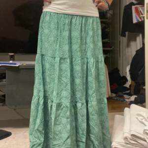 Här är min lång kjol som jag säljer för att jag inte har plats med den i min graderob, säljer för 300kr och den köptes för 500kr!💕 kan sänka vid snabb affär❤️möts helst upp och tar helst betalning via kontant men går med Swish ovkså 