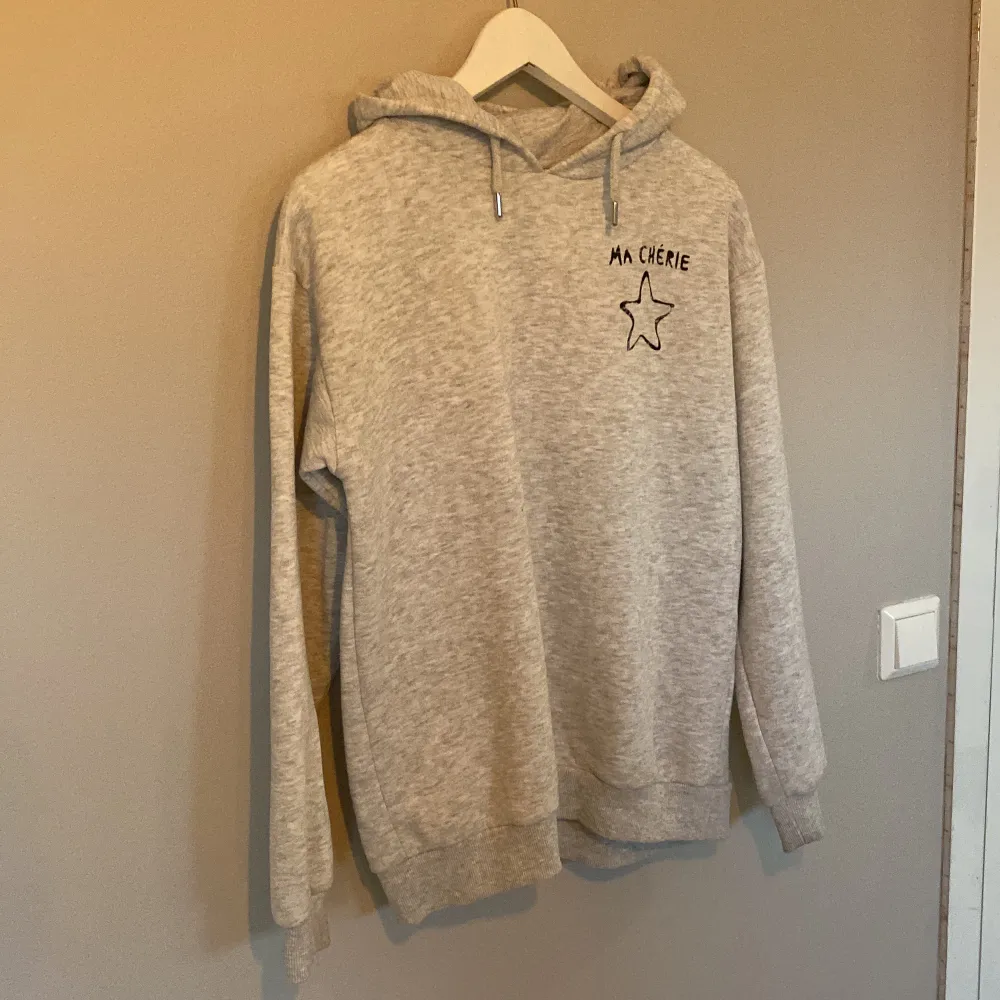 Här säljer jag min ma cherie hoodie pga att den inte kommit till någon användning den är i ny skick endast använd få gånger ny pris:250kr . Pris kan diskuteras❤️. Hoodies.