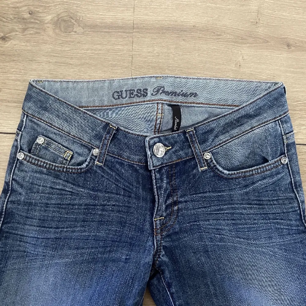 Guess jeans som tyvärr inte passar mig, så måste sälja vidare. Väldigt bra skick 🩷🫶🏻. Jeans & Byxor.