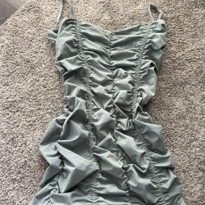 Ruched klänning som framhäver former - Använd endast en gång. Miniklänning i en så fin mintgrön färg