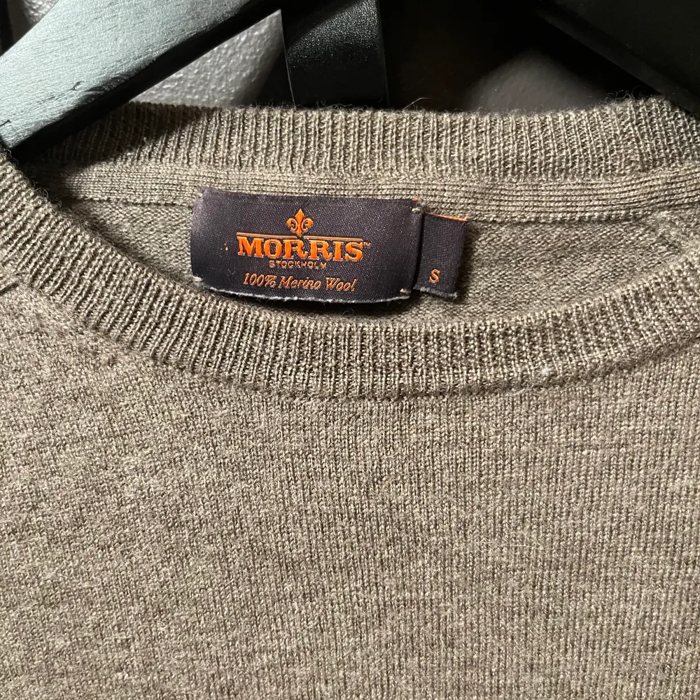 Beige/Brun Morris tröja (Merino ull) i perfekt skick. Storlek S och är ganska liten i storlek, Nypris 1500 kr, vårt pris 399 kr!. Stickat.