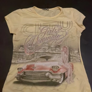 Tröja 2000s - En as snygg y2k tröja köpt på Vinted💓har en liten fläck men går nog bort i tvätten